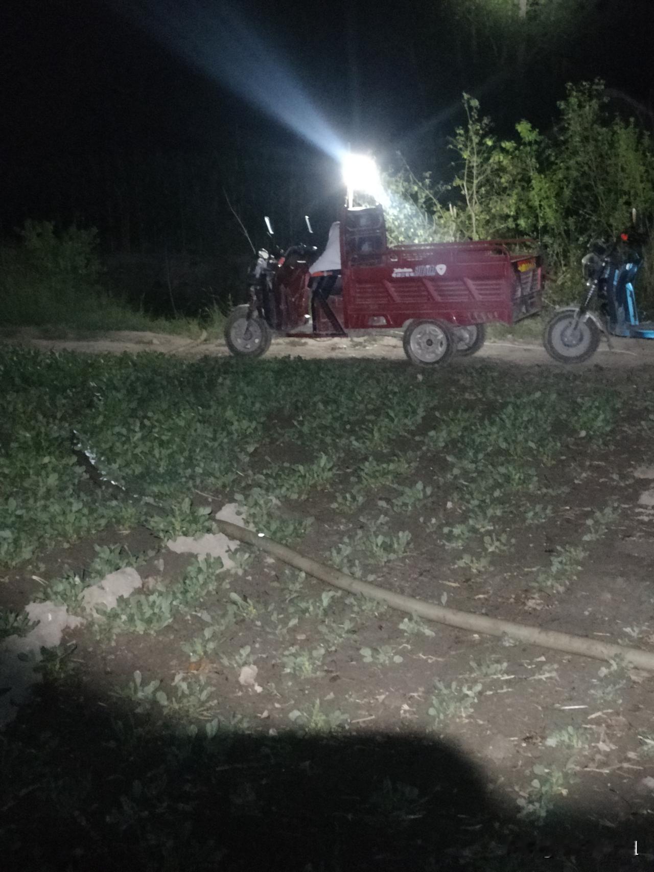 河南人抗旱，夜间也不停
白天浇了一天的地，热的半死了，天黑了，虽然凉快一点，黑夜