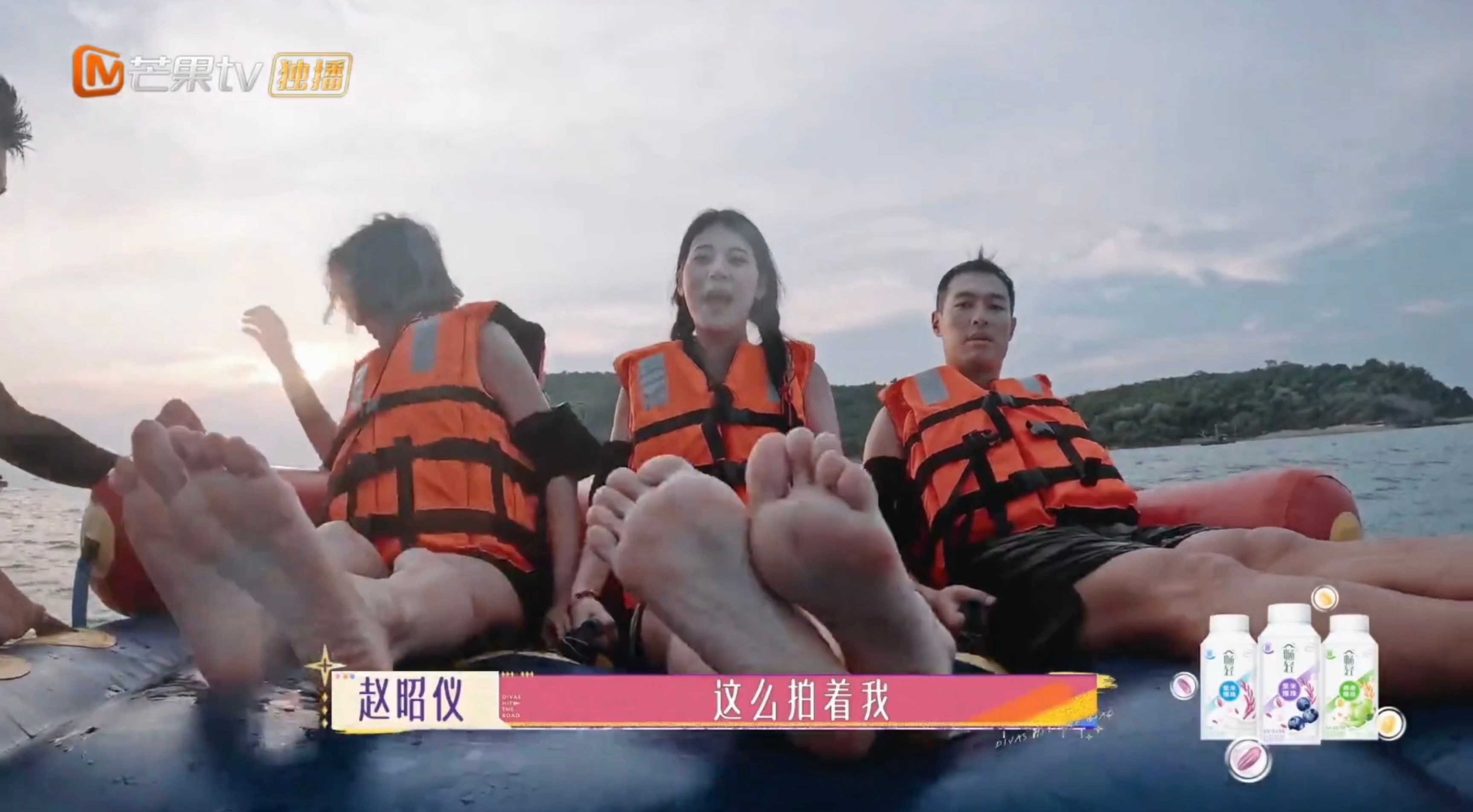 赵昭仪提到北斗七行哭了赵昭仪花儿与少年综艺剧照小姑娘脚丫子都要怼进摄影机里了 