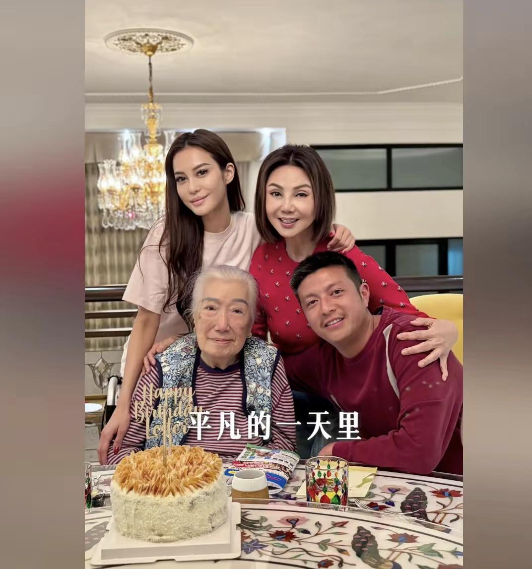 林心儿在奶奶的面前真的很乖巧，穿的是保守的T恤给林孝贤过生日，而不是什么性感的裙