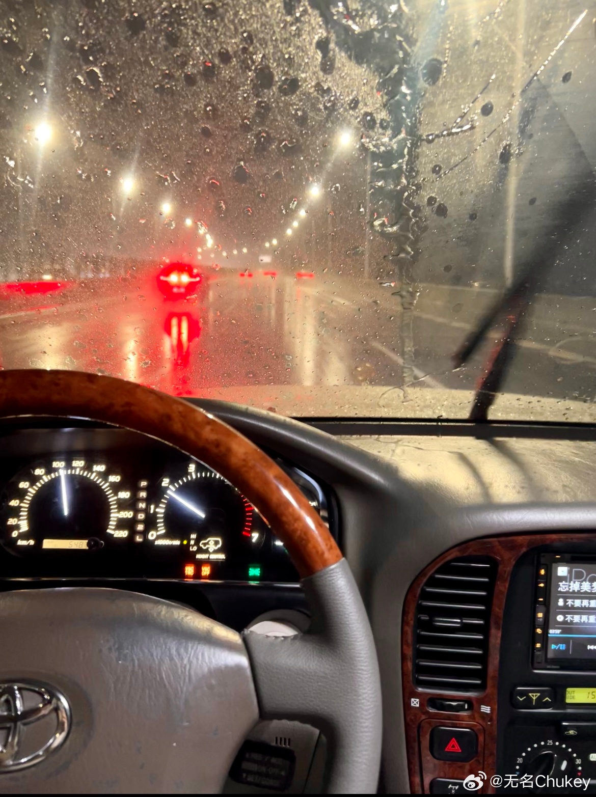 很喜欢暴雨开着陆巡长途奔袭，记得小时候坐在老佳美里面，看着暴雨中飞驰的丰田大吉普