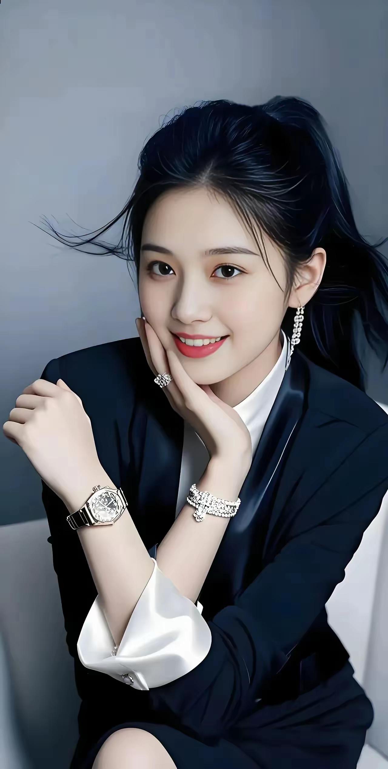 优雅黑裙，闪耀珠宝，自信微笑，职场女神！💄✨