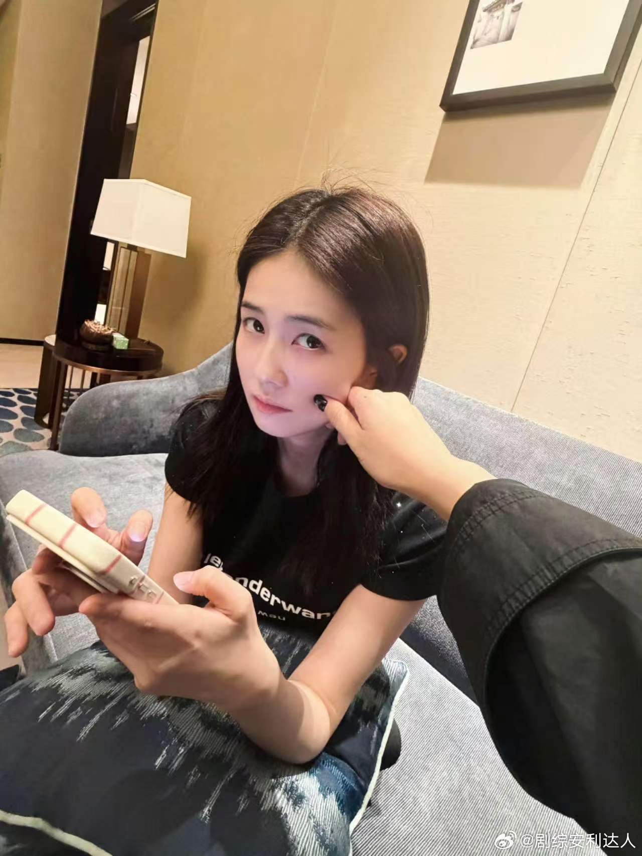 白鹿民国留洋大小姐 《奔跑吧》白鹿民国造型新鲜出炉，贝雷帽搭配碎花裙，满是留洋大