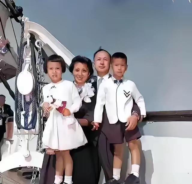 这是拍摄于1955年10月的一张老照片，钱学森和妻子蒋英，以及女儿钱永真、儿子钱