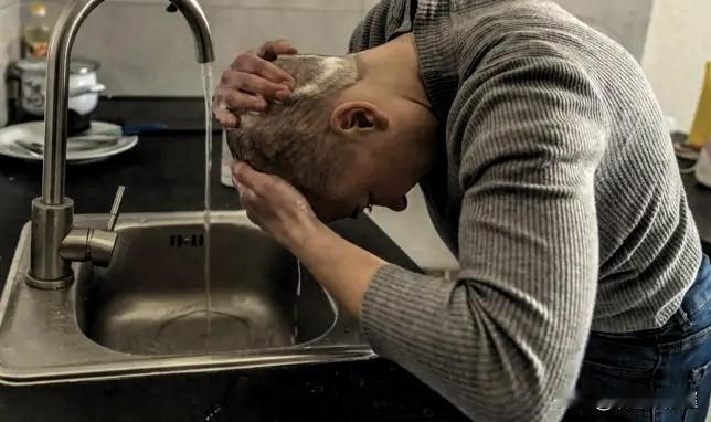 别再吹乌克兰“打不垮”了，俄乌打了4年，乌克兰普通人的伪装终于碎了，每当一提到乌