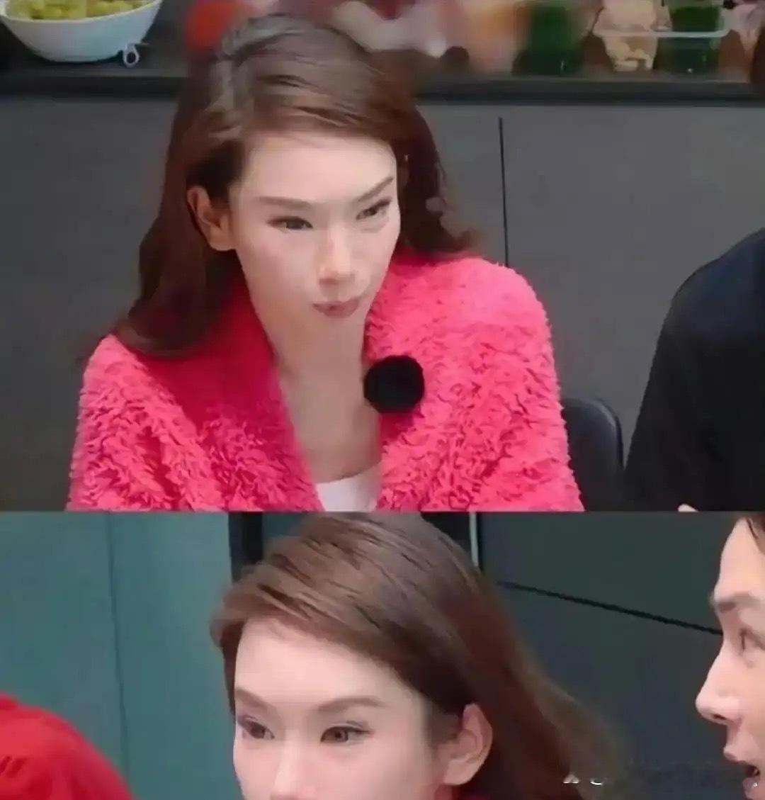 戚薇这是咋了，乍一看没看出来。 