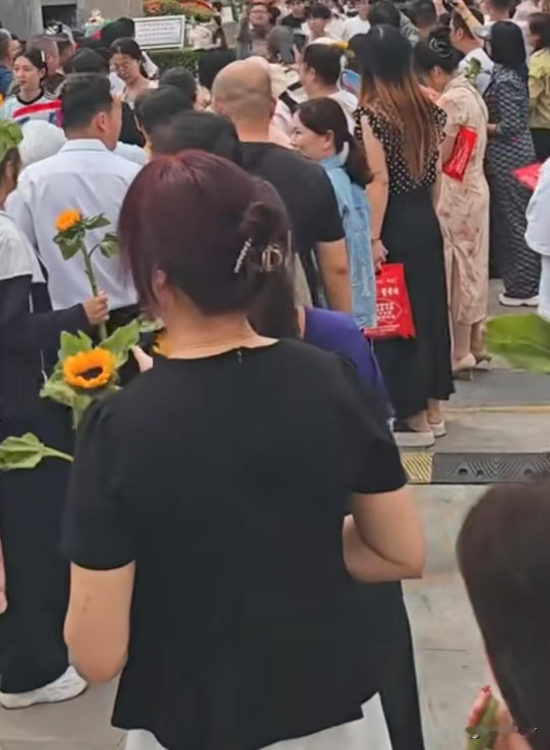你知道吗？
高考期间，家长比学生还操心、还紧张。还有两天就高考时，好多家长紧张得
