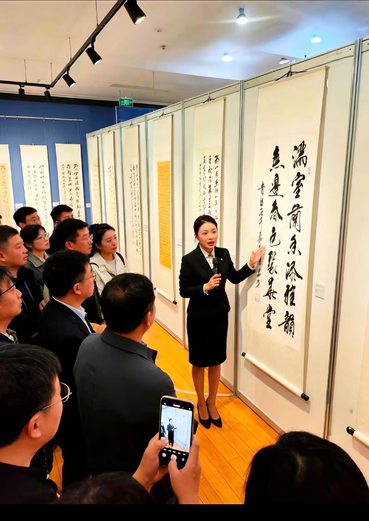 书法是文化自信重要来源 汉字是民族精神根脉 书法展现场 书法家的风采