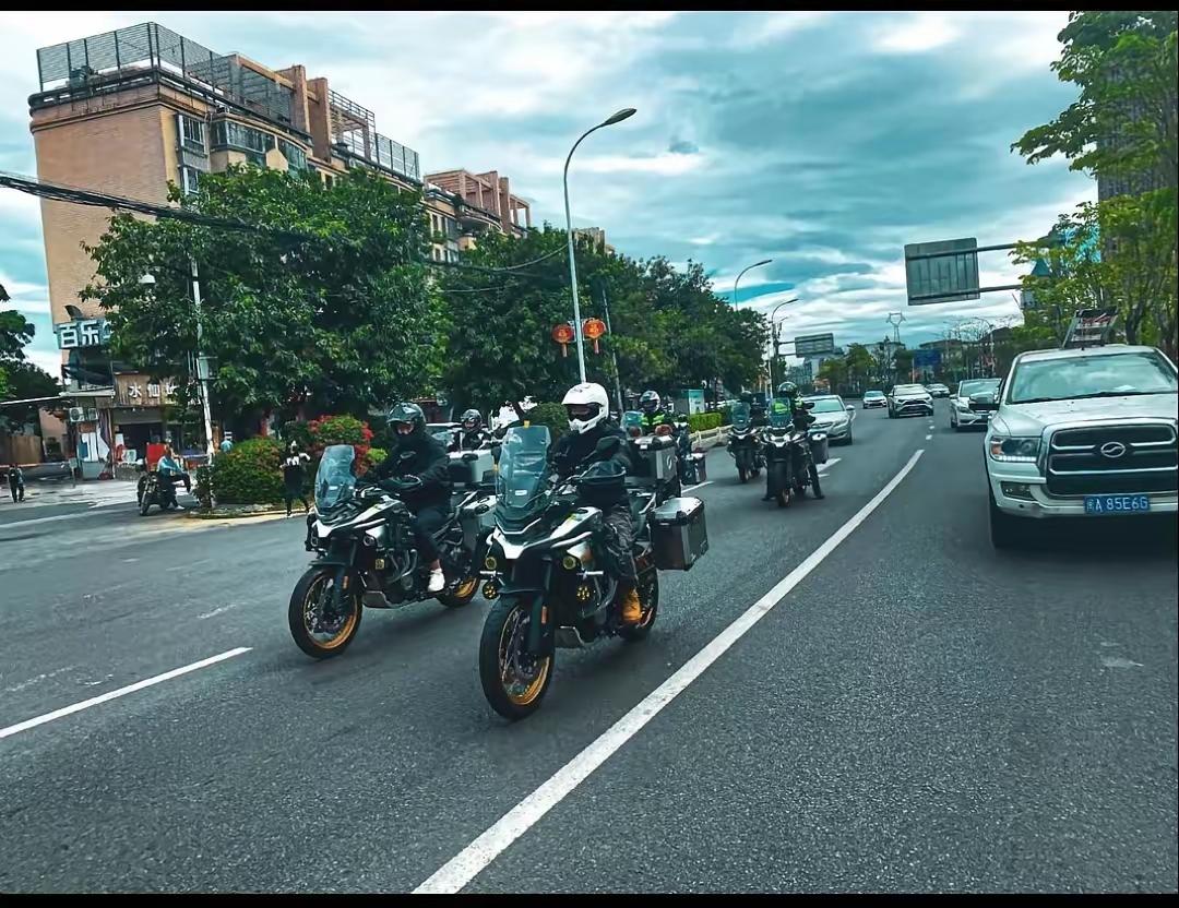 有多少男生已经是一辆摩托车一辆汽车的标配了？🚗 双车持有：道路上的“上帝视角”