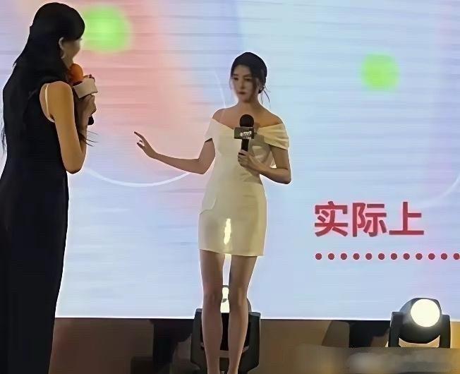 一直对关晓彤的腿长没有概念，直到我看到了这两张图… 