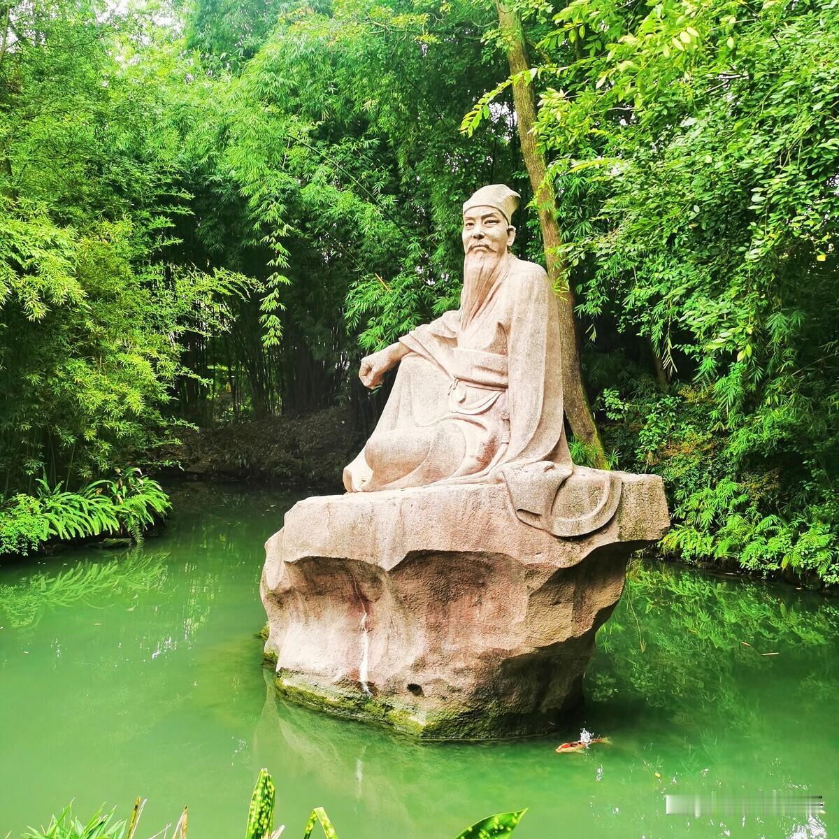 来到三苏祠，有一种朝拜的心里，祭祀殿中还真的有人上表诉求，然而三苏祠之灵韵在于跨