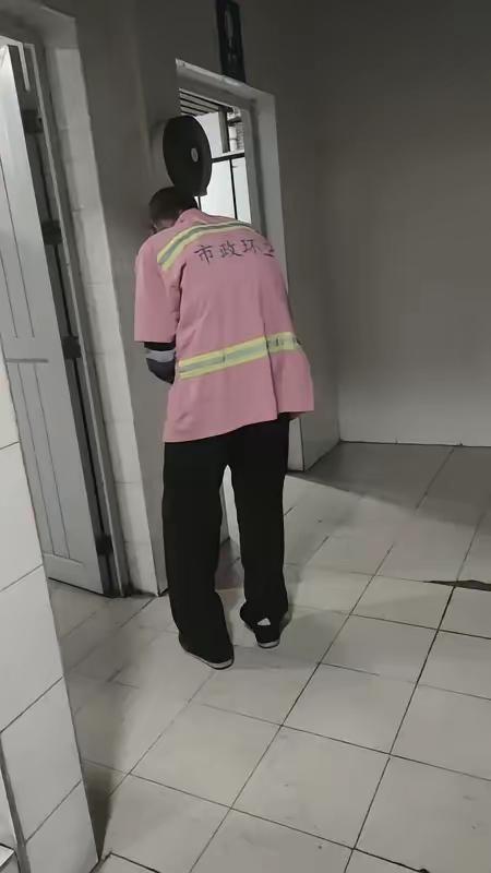14岁男孩冲进女厕所，保洁阿姨一个动作，全网都沉默了！

上学那会儿最让人绝望的