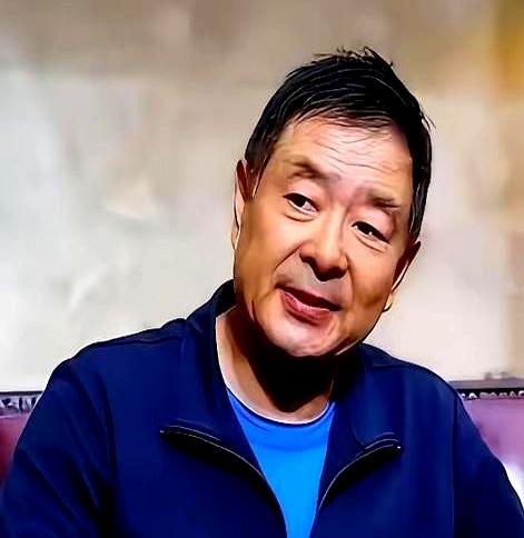 凌晨一点，72岁的濮存昕为什么要把自己和94岁的老母亲用一根布绳连在一起？
不是