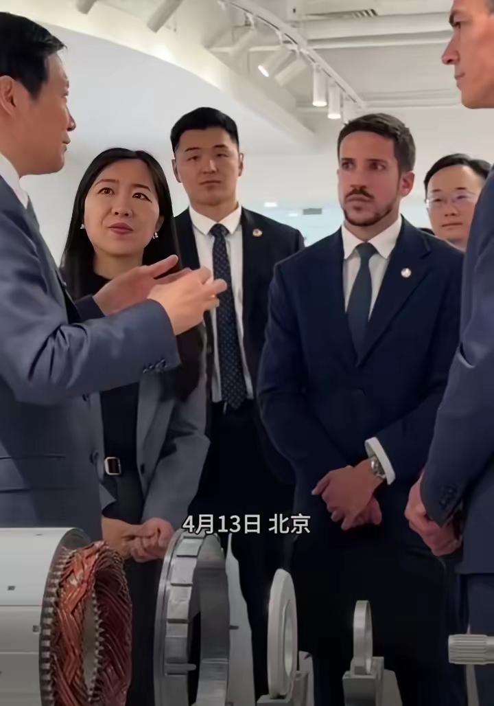 雷军估计高兴坏了！

西班牙首相桑切斯访华期间专程到访小米科技园，

这是中国科