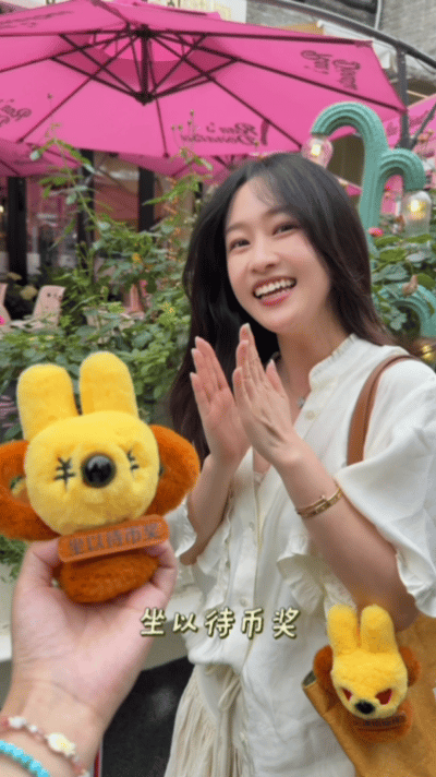 一代人有一代人的挂件刷到刘美含给粉丝发挂件，这“反向颁奖”也太甜了！我的童年回忆