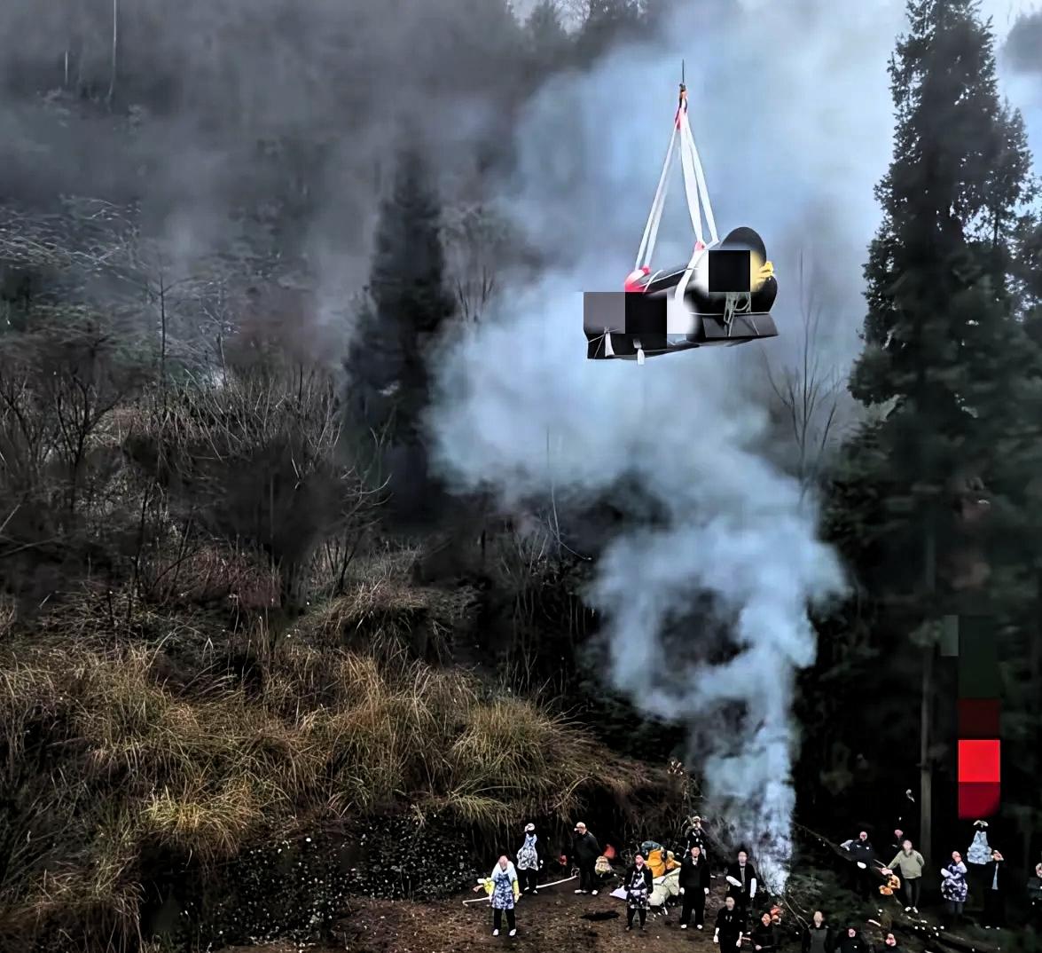 科技改变风俗
贵州深山里一村民为奶奶送葬，恰逢雨天，山路湿滑陡峭，通行难度很大。