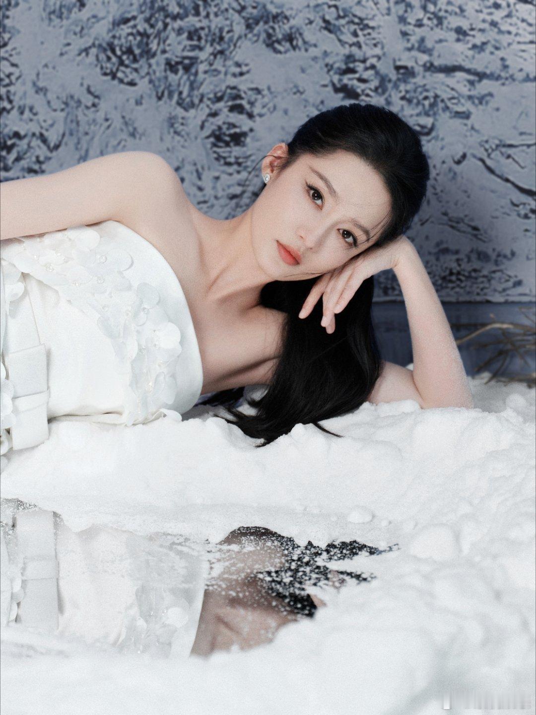 #李沁在深圳人工降雪#是谁还没有看到李沁VOGUE的出发图？太有盛放在冰川的雪莲