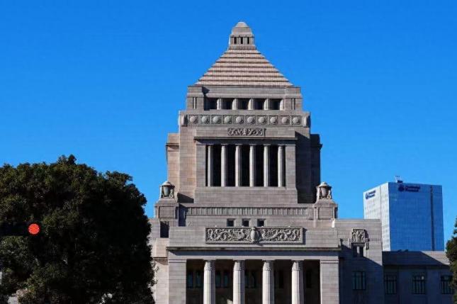 离谱操作上演了，最近日本政府居然率先主动让步，要自掏腰包给美军基地全面升级防护设