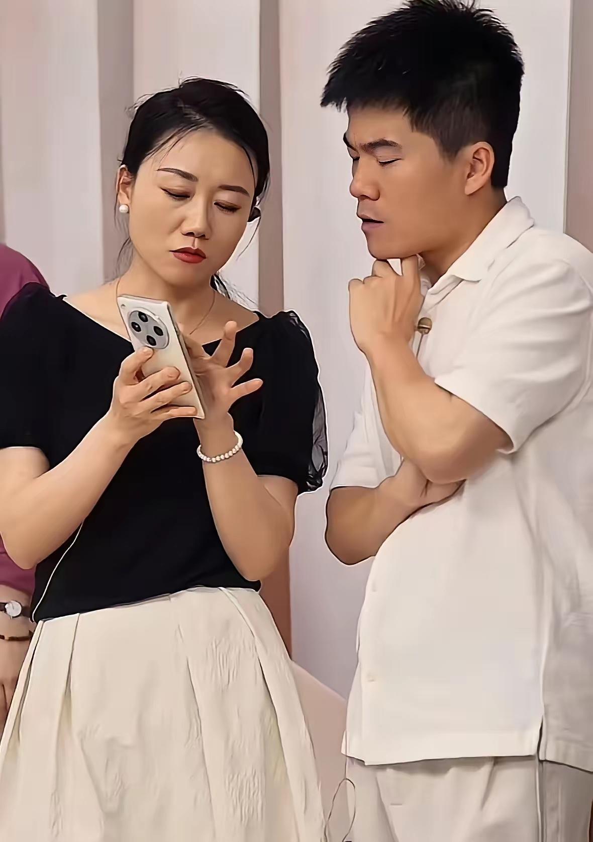 我问做直播的朋友，董宇辉长期外出，到底是谁在撑着与辉同行？朋友一句话点醒我：他早