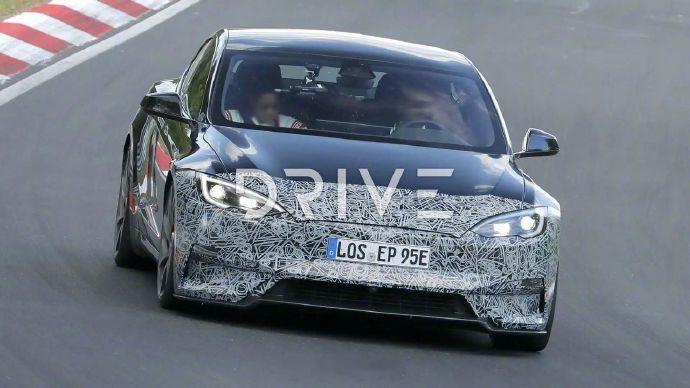 网传的特斯拉新款 Model S 在德国纽博格林赛道上的测试图，这次改款预计将于
