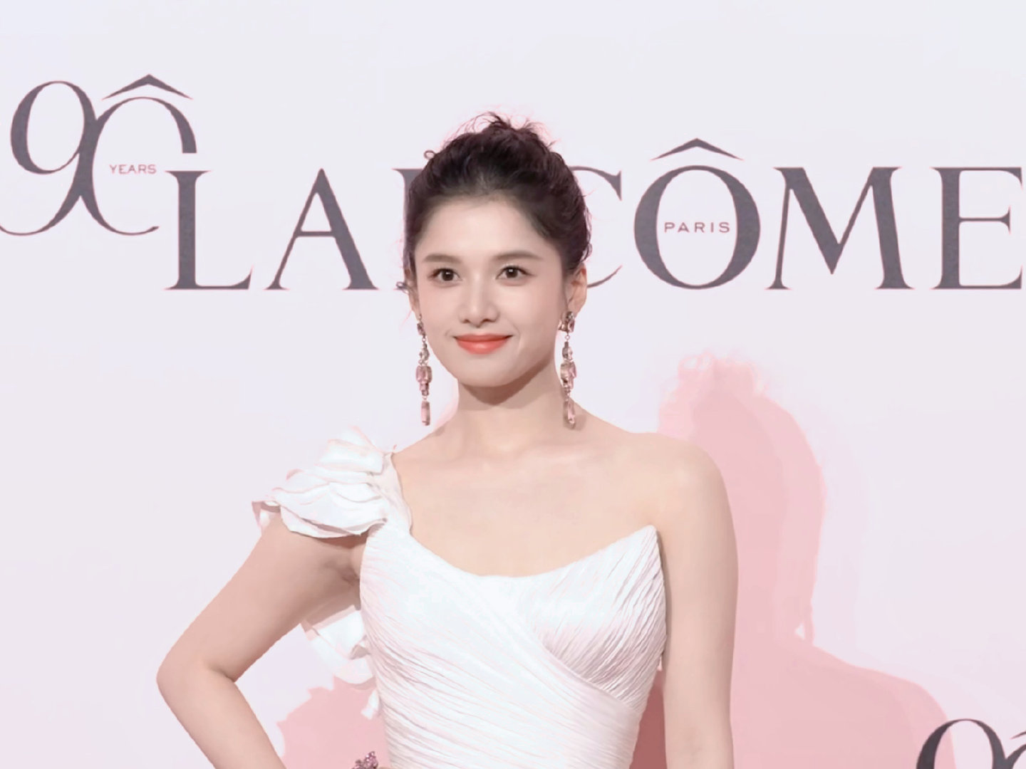 张婧仪月光女神 张婧仪今晚的造型完全贴住“月光女神”title！白裙衬得她身形修