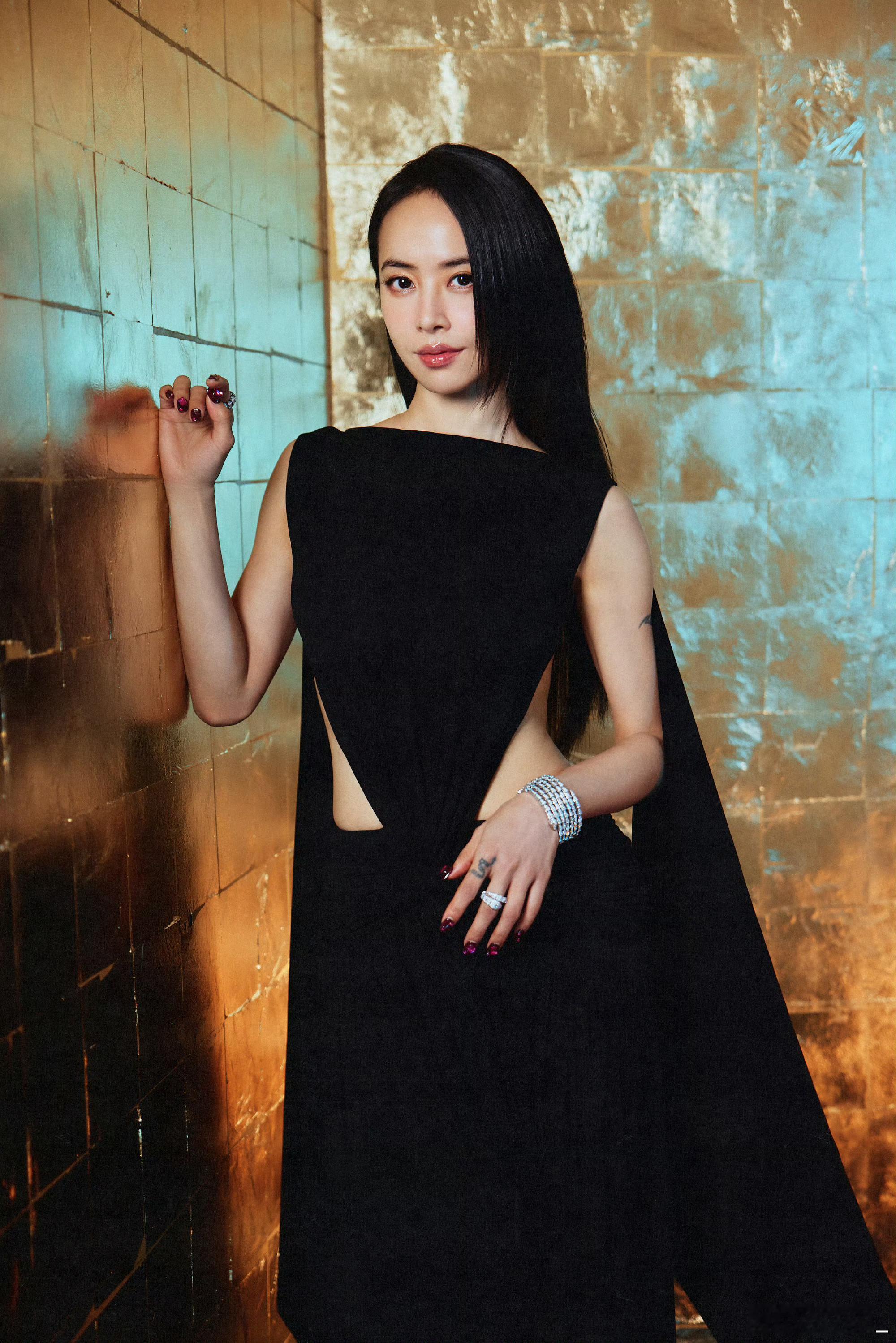 蔡依林金曲奖红毯造型释出！身着BALENCIAGA冬季26系列先锋黑裙，搭配宝格