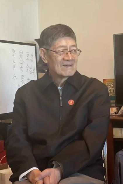 张卓元（1933年7月—），广东梅县人，客家人，我国当代著名经济学家，中国社会科