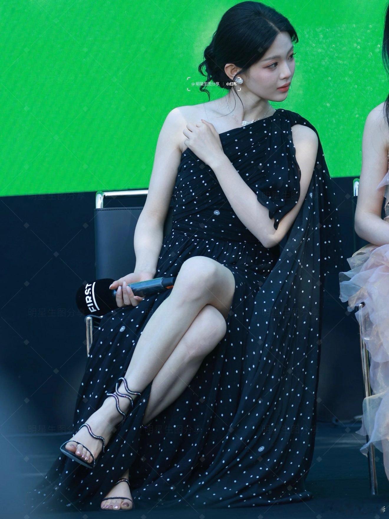 杨超越戴脚戒 这是什么新玩法 ​​​
