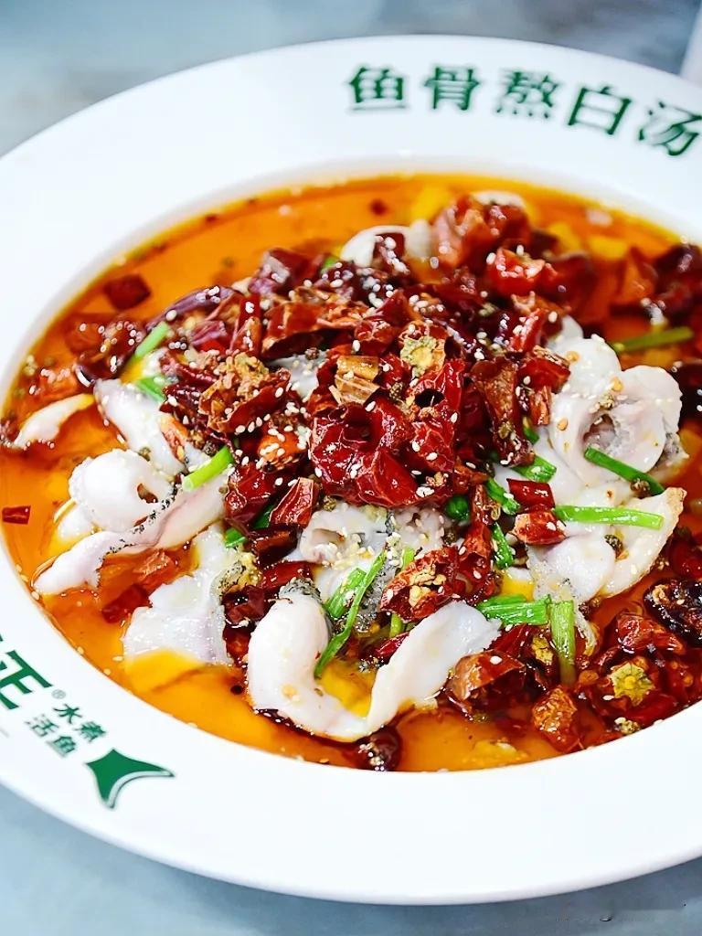 深受厦门食客喜爱的28年老店，周正水煮活鱼在鹭江道开新店啦！
经典水煮活鱼麻辣鲜