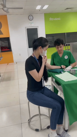 越南🇻🇳一家工厂里。
一名年轻医生正在给工厂里的女员工做抽血采样工作。
两个