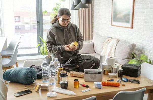 【备战三战？英国敦促家庭急购无电电器，手摇收音机成应急必备】随着北约与俄罗斯紧张