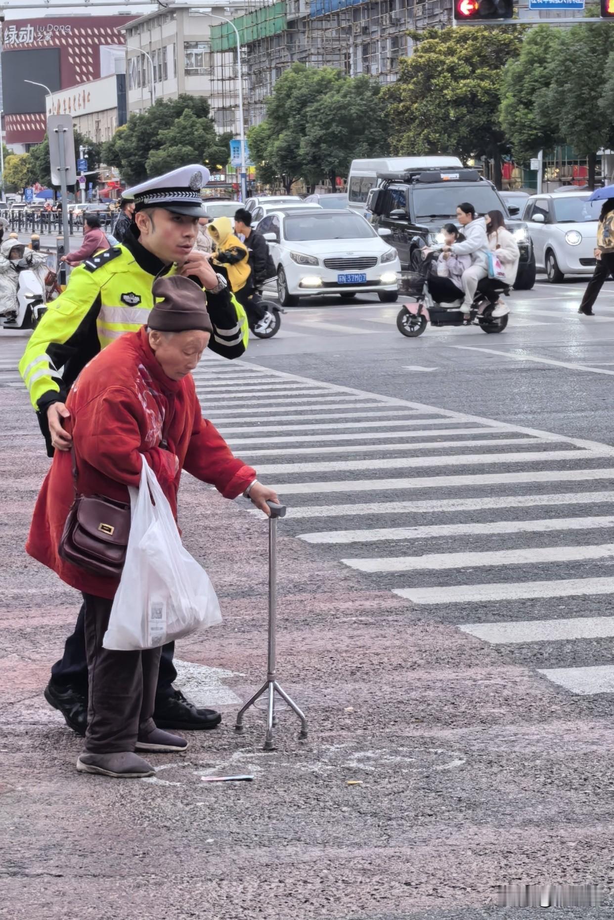 善良是中国人的骨子里的品质吗善良本来就刻在咱们中国人骨子里。历经风雨岁月，大家始