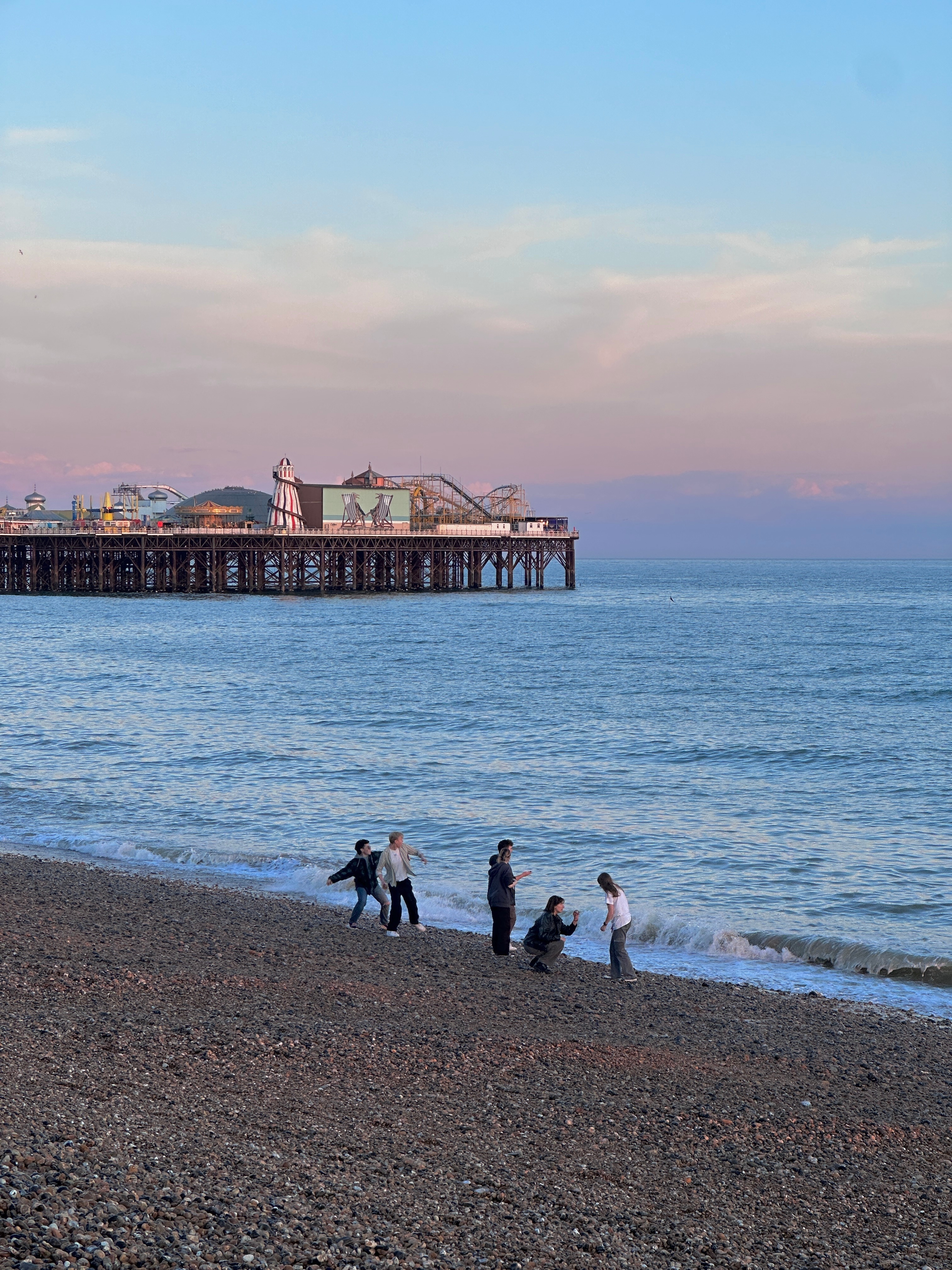 先把经济搞起来，届时要什么有什么。穷心未尽，色心不可起。｜亦舒《承欢记》摄影 逃