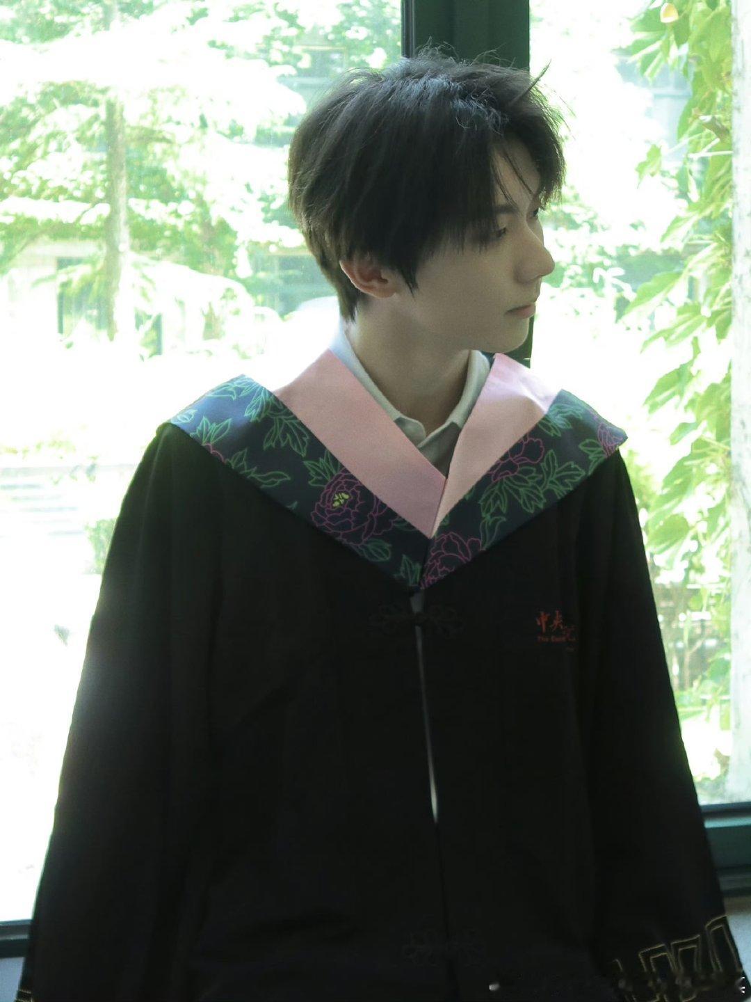 马嘉祺亲自第一时间分享给大家的马嘉祺学士服毕业照马嘉祺和马芙双向奔赴的爱太暖心了