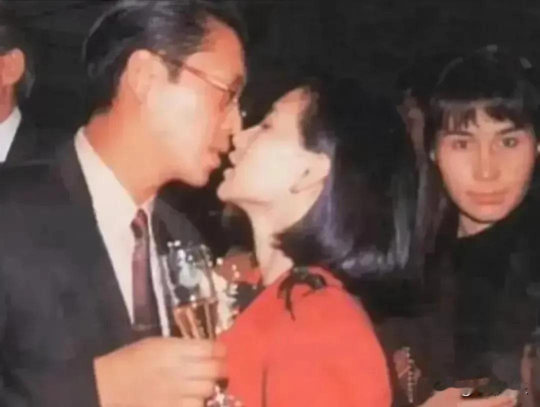 何超琼和许晋亨曾经情不自禁的热吻，两人是真心爱过的一对璧人。郎才女貌，家庭富裕，