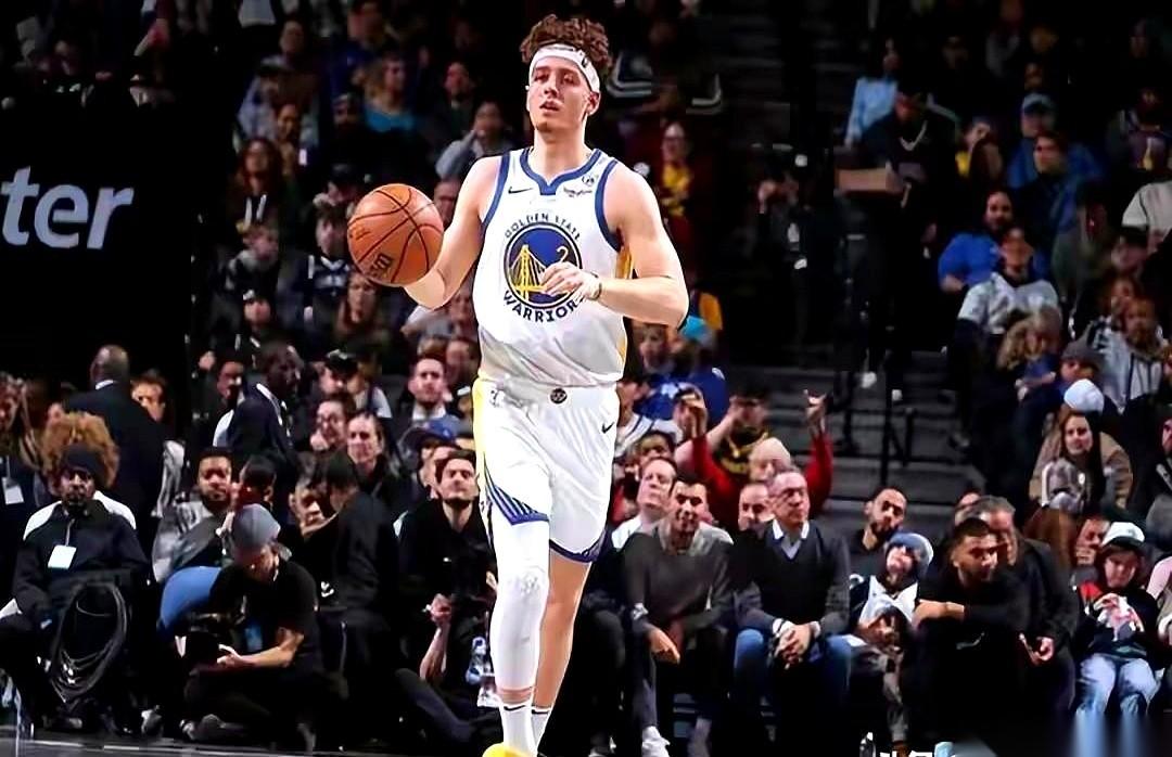 勇士这边，有个人的位置开始烫手了。
刚打完太阳，球队4分险胜，波杰姆斯基替补上场