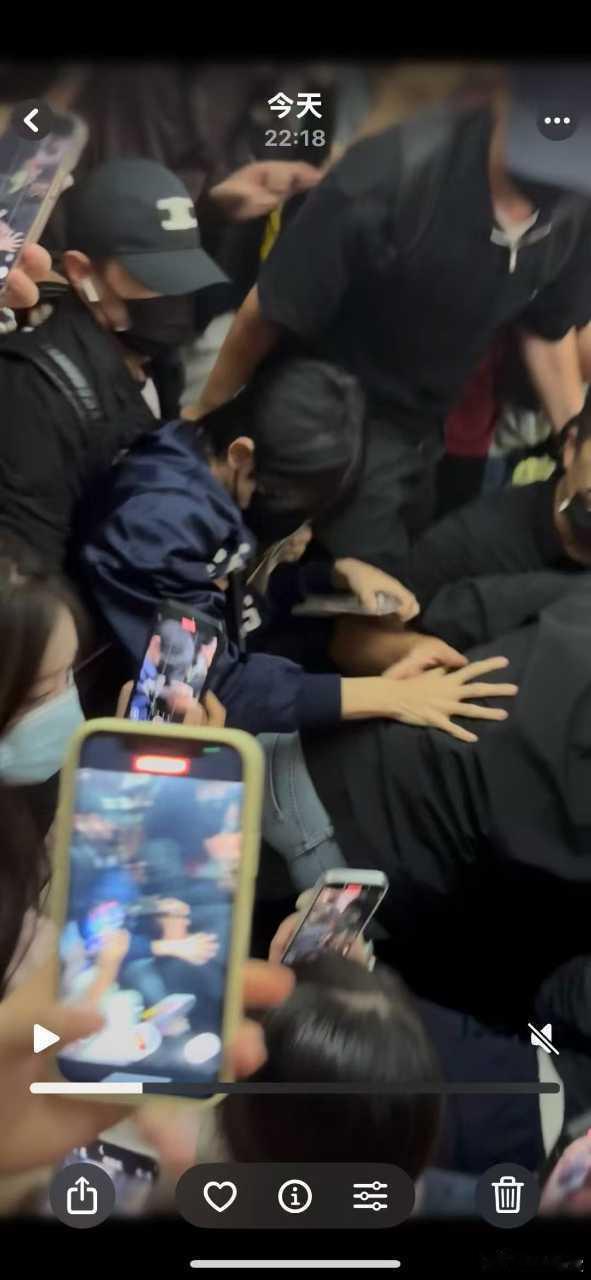 刘轩丞高铁站被挤刘轩丞被挤 刘轩丞高铁站被挤，好多人啊 ​​​