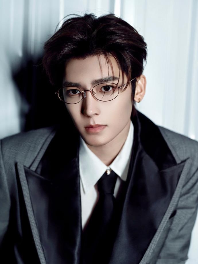 侯明昊年上高智感侯明昊自由的节奏侯明昊年上高智感，侯明昊自由的节奏，是灰色西装搭