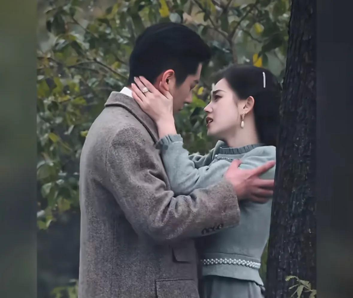 郭宇欣强吻丞磊那段，《玉簟秋》导演特意拍了两个版本。一个是吻上了，一个是被男主推