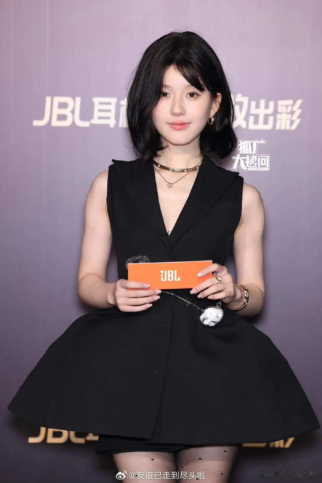 赵露思就这样顶着一头假发出席活动了？ ​​​