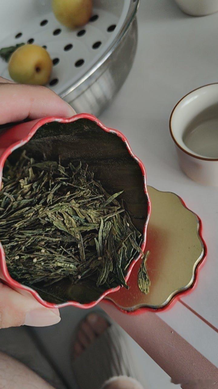 下午茶时间到今天周六休息在家，喝点河南南阳小毛尖，配上河北张家口自家种的山杏，再