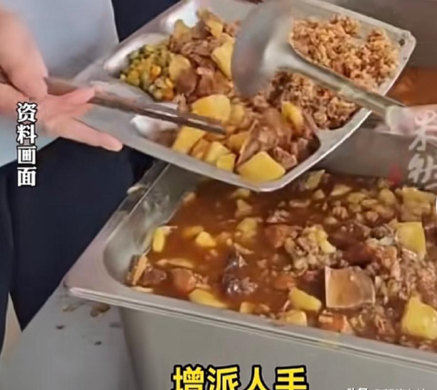 广东东莞，一高三学生晚自习下课晚，食堂夜宵被抢光。提意见反被后厨嘲讽考不上985