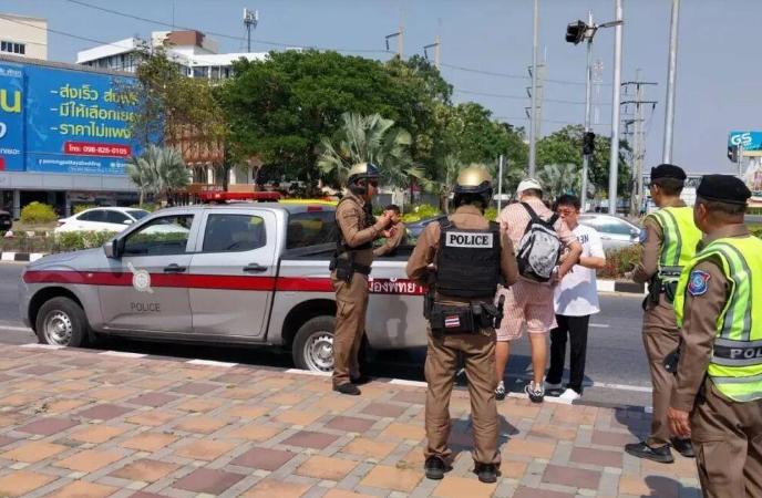 泰国街头一辆私家车内，一名男子下半身一丝不挂，连安全套都没来得及摘，身旁女子上衣