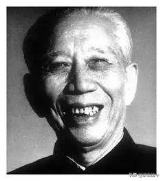 一天，王震将军正在休息。就在这时，他发现一个秘书正在抽烟头。王震将军就很奇怪。随