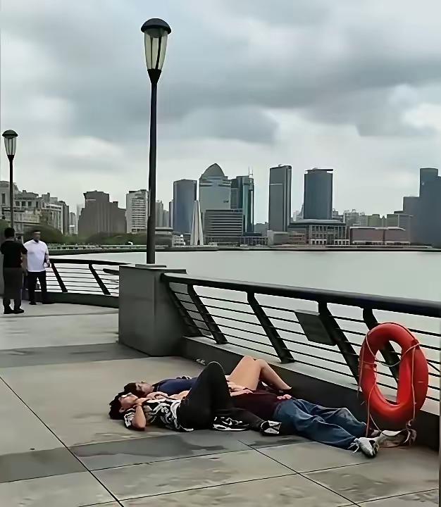 阿三为什么在我们国家如此随意？
愿躺在哪儿就躺在哪儿，上海外滩那是国际友人扎堆打