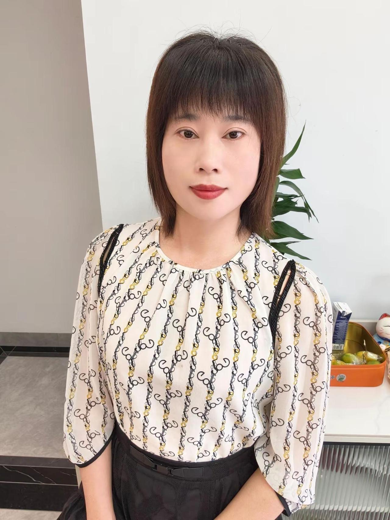 今天去买了两套衣服，两条直筒裤，裤子长了点要改，穿多年的裙子慢慢下架，慢慢换风格