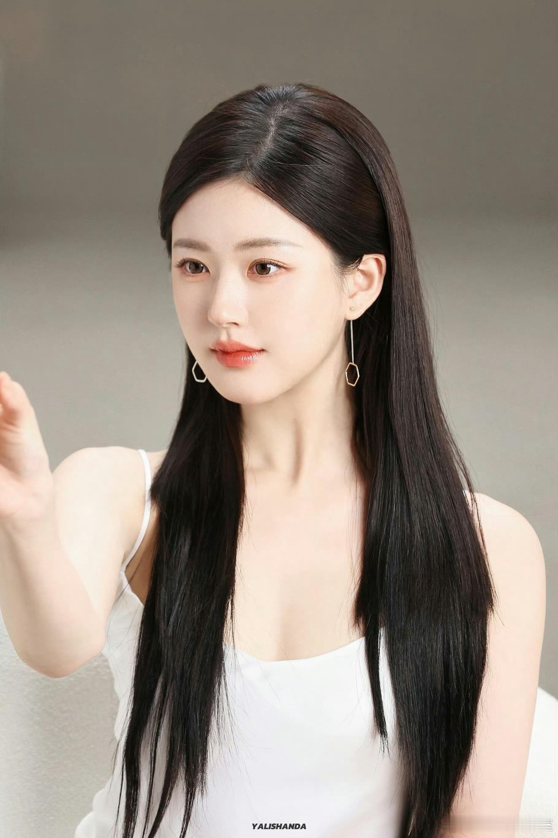 #赵露思直发深V# 有点子刘亦菲的赶脚，能接班刘亦菲不？🤗 ​​​