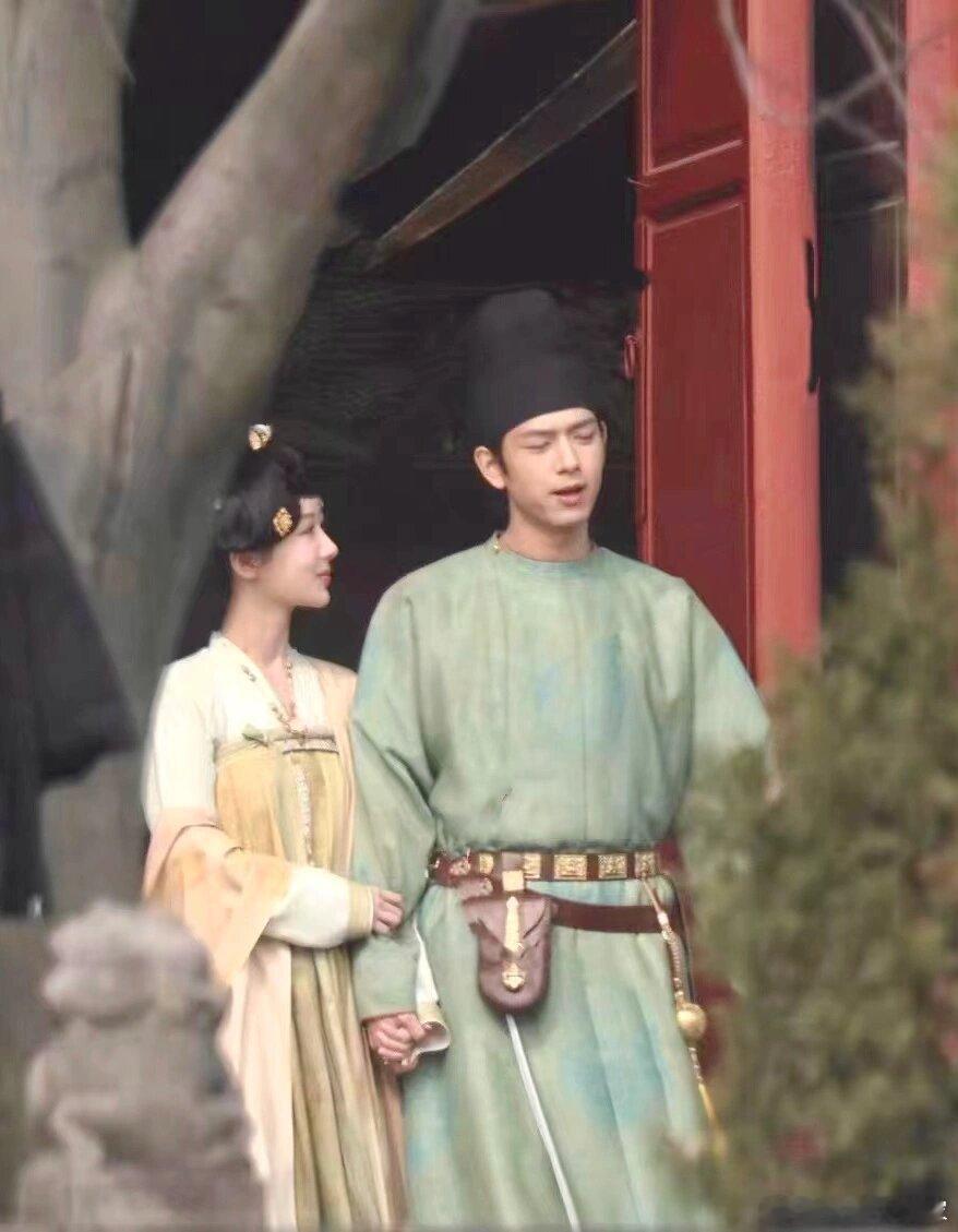 有一种韩商言带着年年拍古装照的感觉哈哈哈哈 ​​​