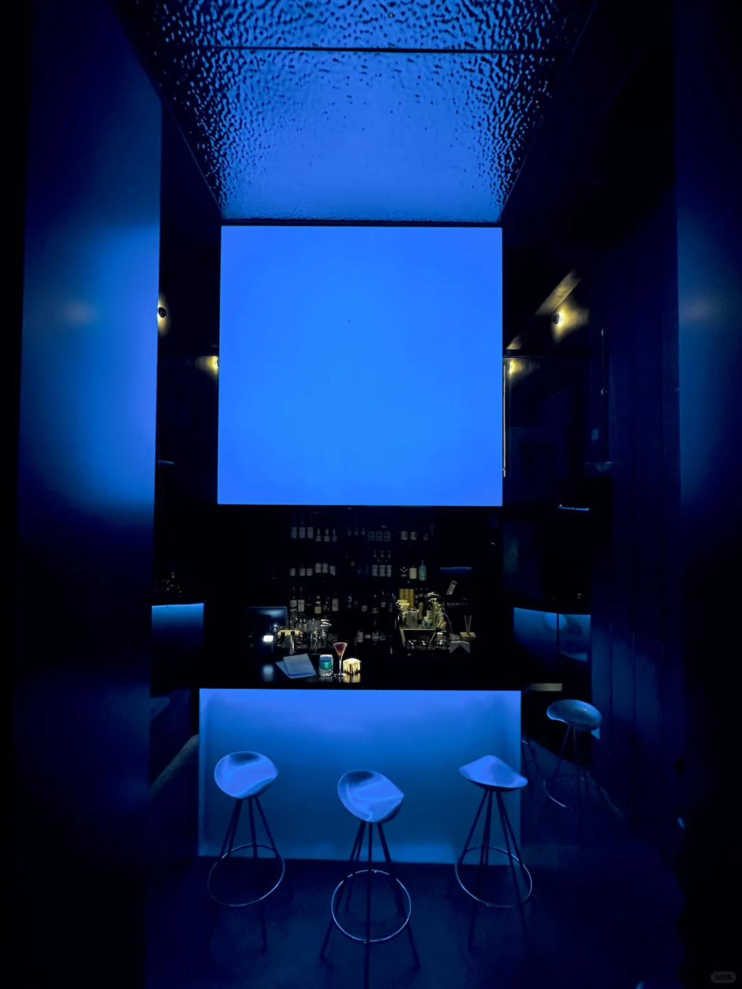 在上海街头总有惊喜💙邂逅了一家蓝色静bar…