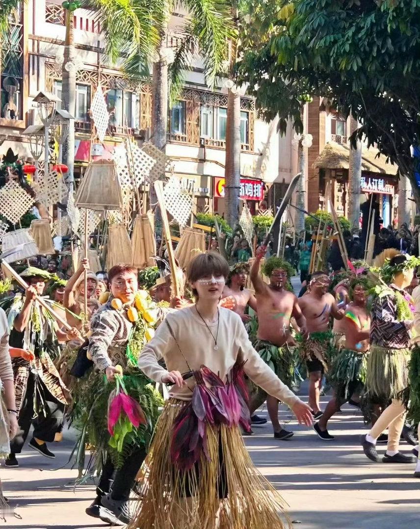 鹿晗野人造型鹿晗这个造型完全是部落王子啊！一会觉得好萌一会觉得好帅