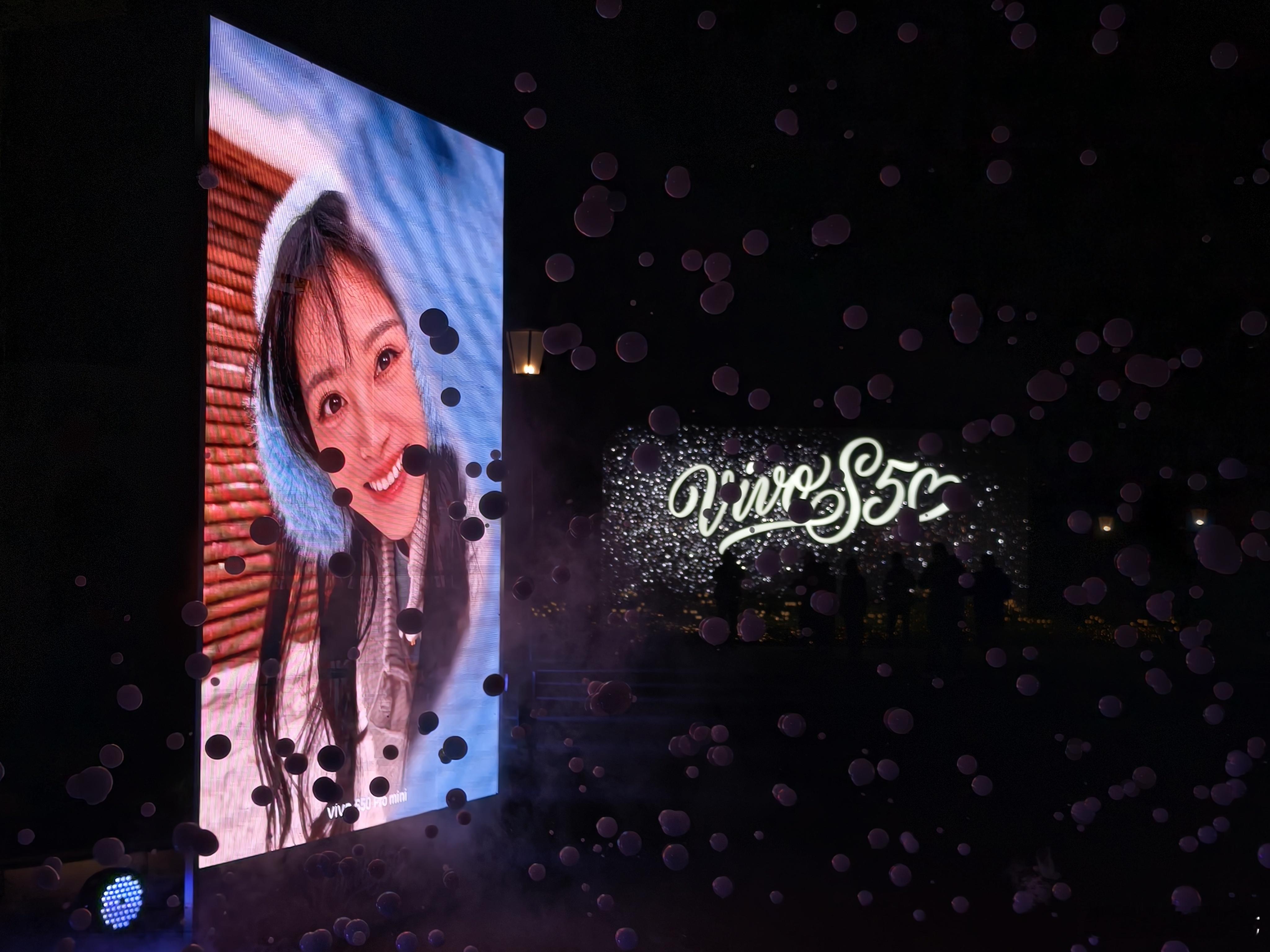 到vivo S50系列发布会现场了，这次的现场布置超级有氛围，有的吃有的喝还有给